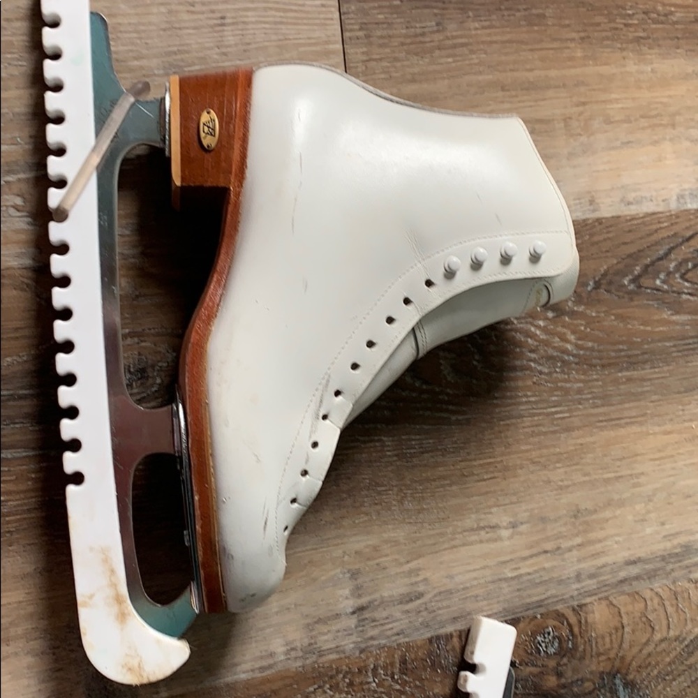 Figure skates